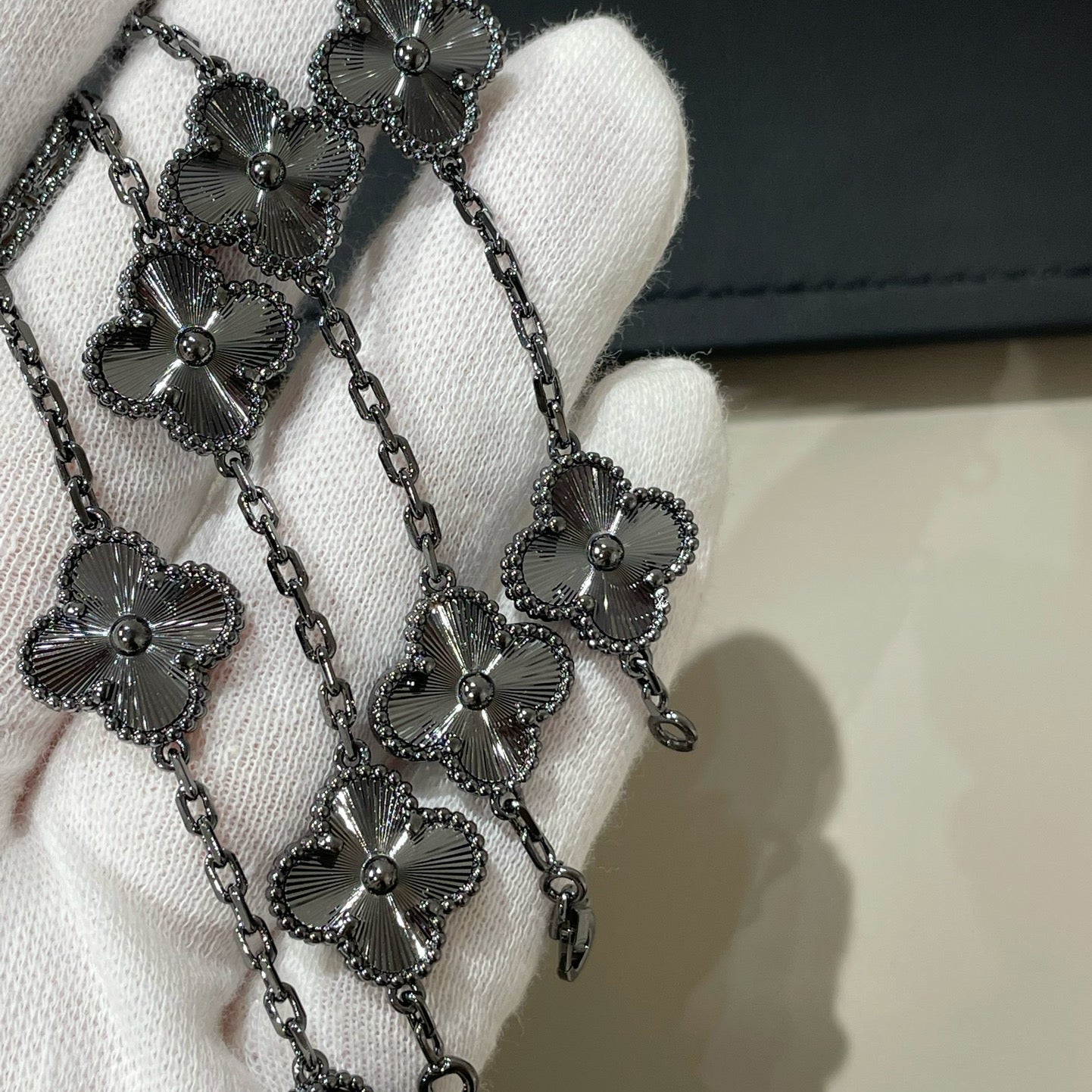 [OAK JURI]CLOVER 5 MOTIF BLACK BRACELET
