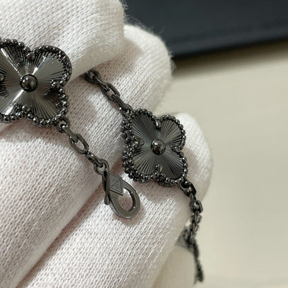 [OAK JURI]CLOVER 5 MOTIF BLACK BRACELET