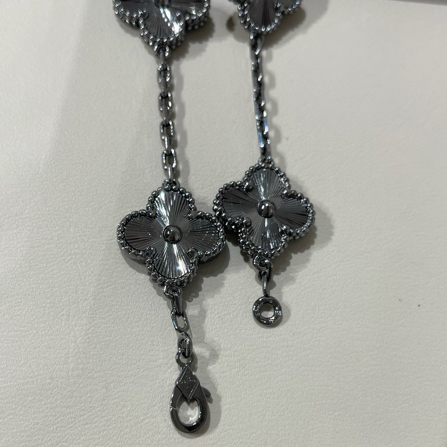 [OAK JURI]CLOVER 5 MOTIF BLACK BRACELET