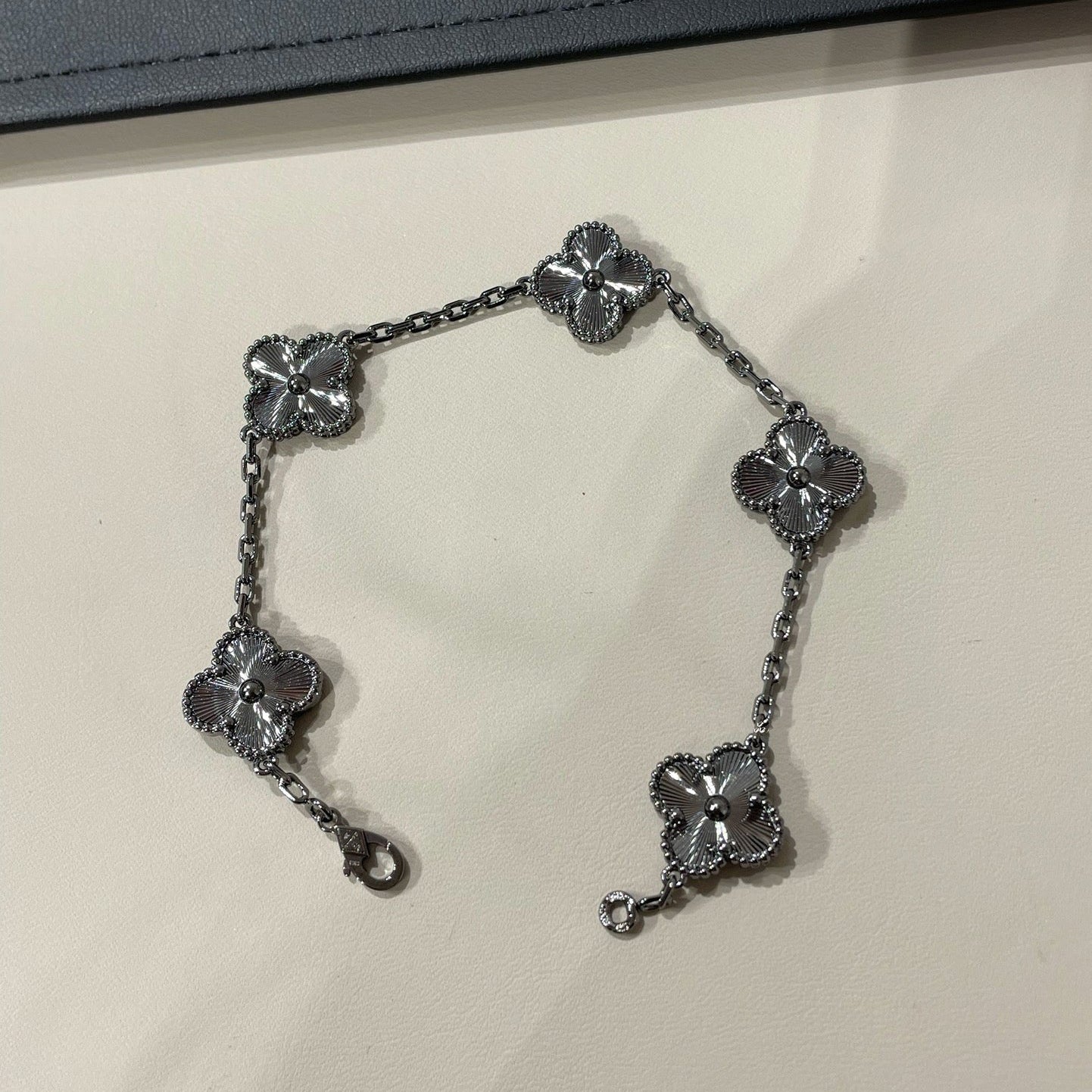 [OAK JURI]CLOVER 5 MOTIF BLACK BRACELET