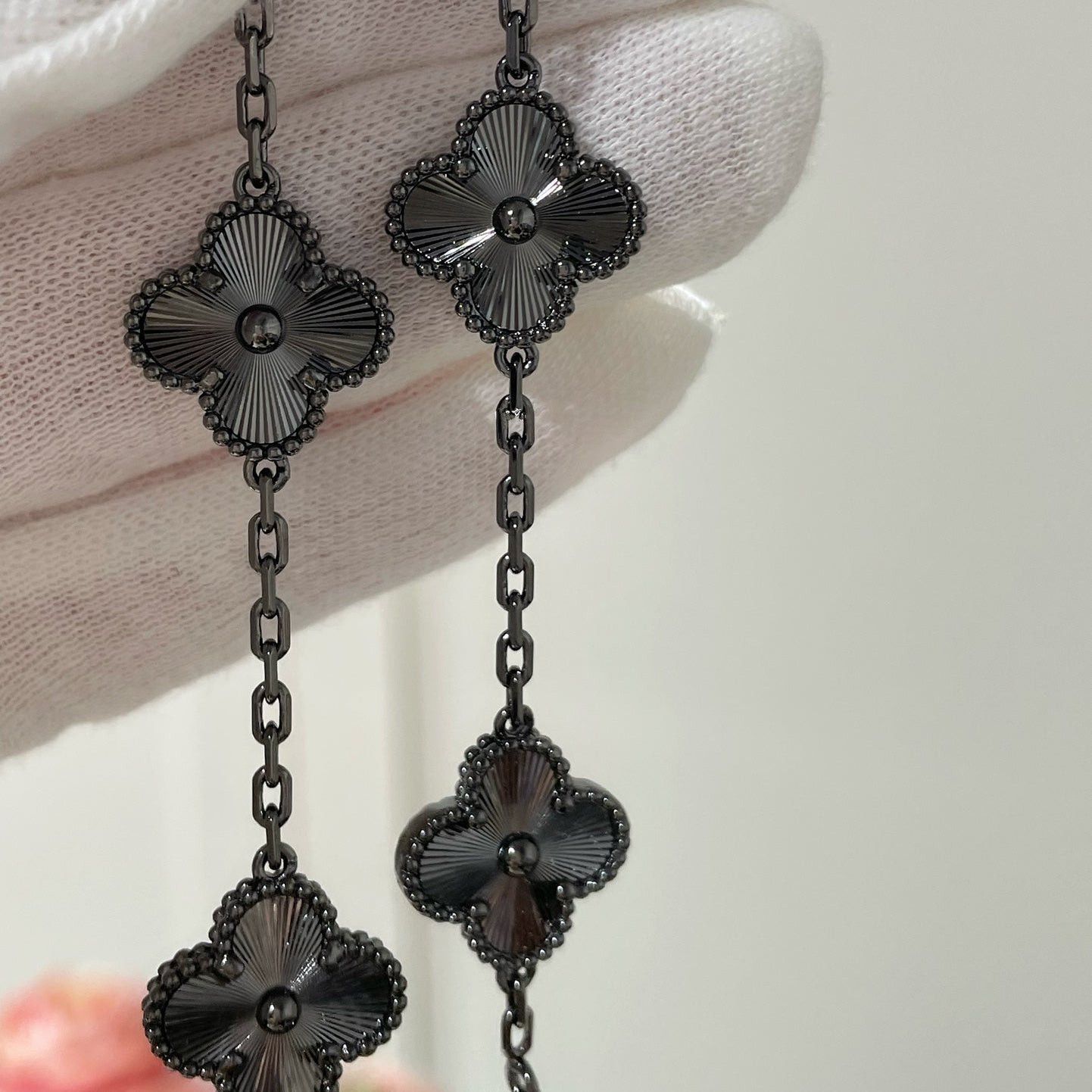 [OAK JURI]CLOVER 5 MOTIF BLACK BRACELET