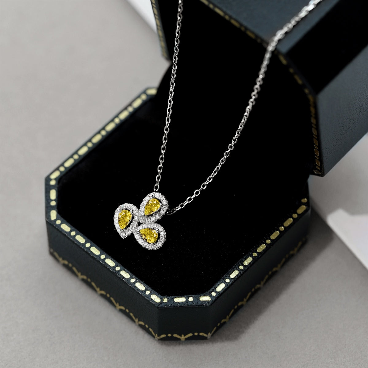 [OAK JURI]Elegant Flower Shape Pear Cut Necklace