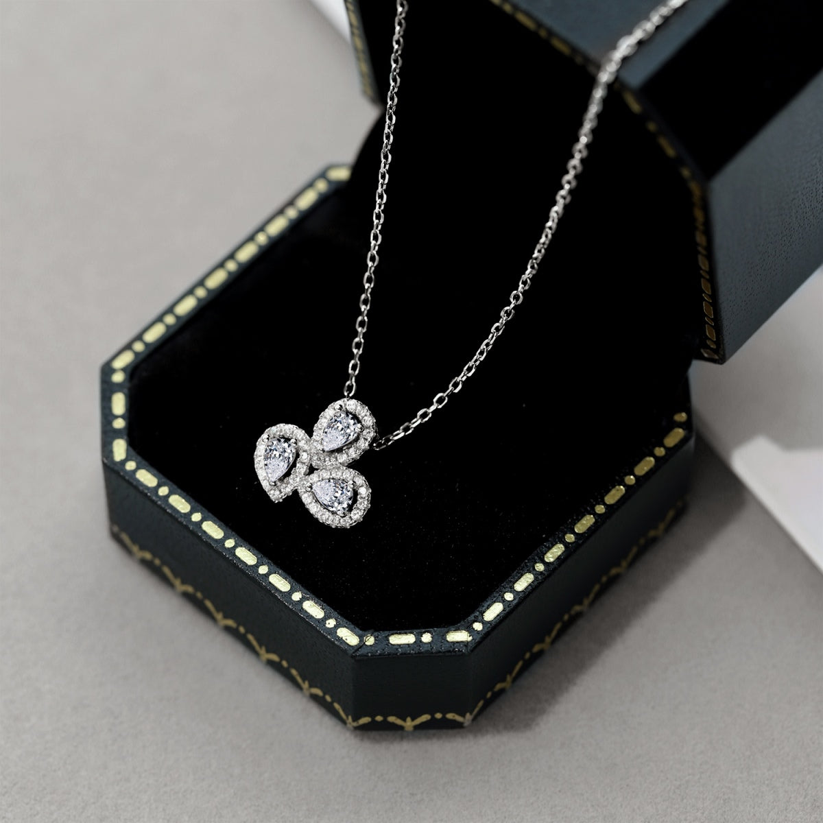 [OAK JURI]Elegant Flower Shape Pear Cut Necklace