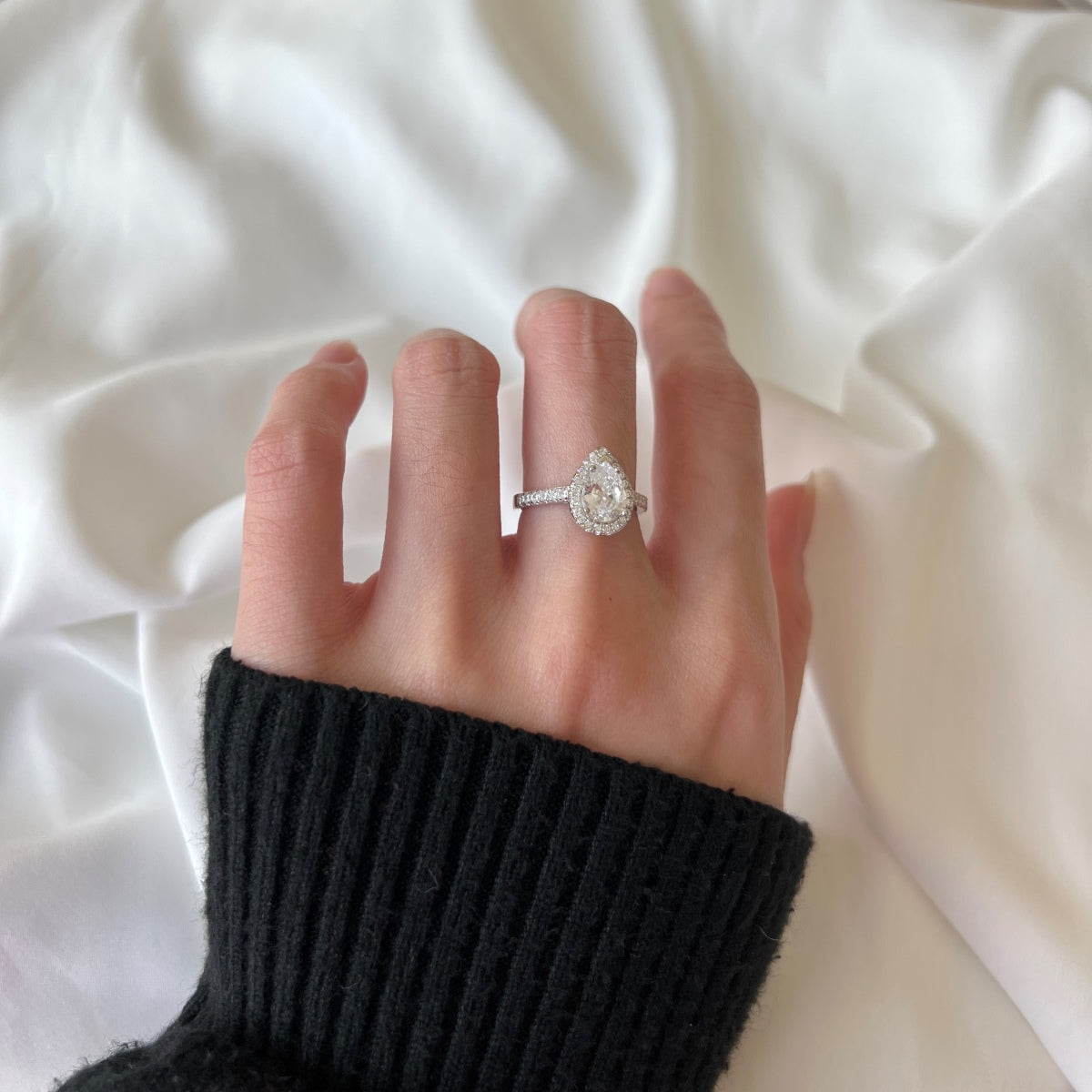 [OAK JURI]1.0 Carat Luxurious Resplendent Water Drop Shape Wedding Ring