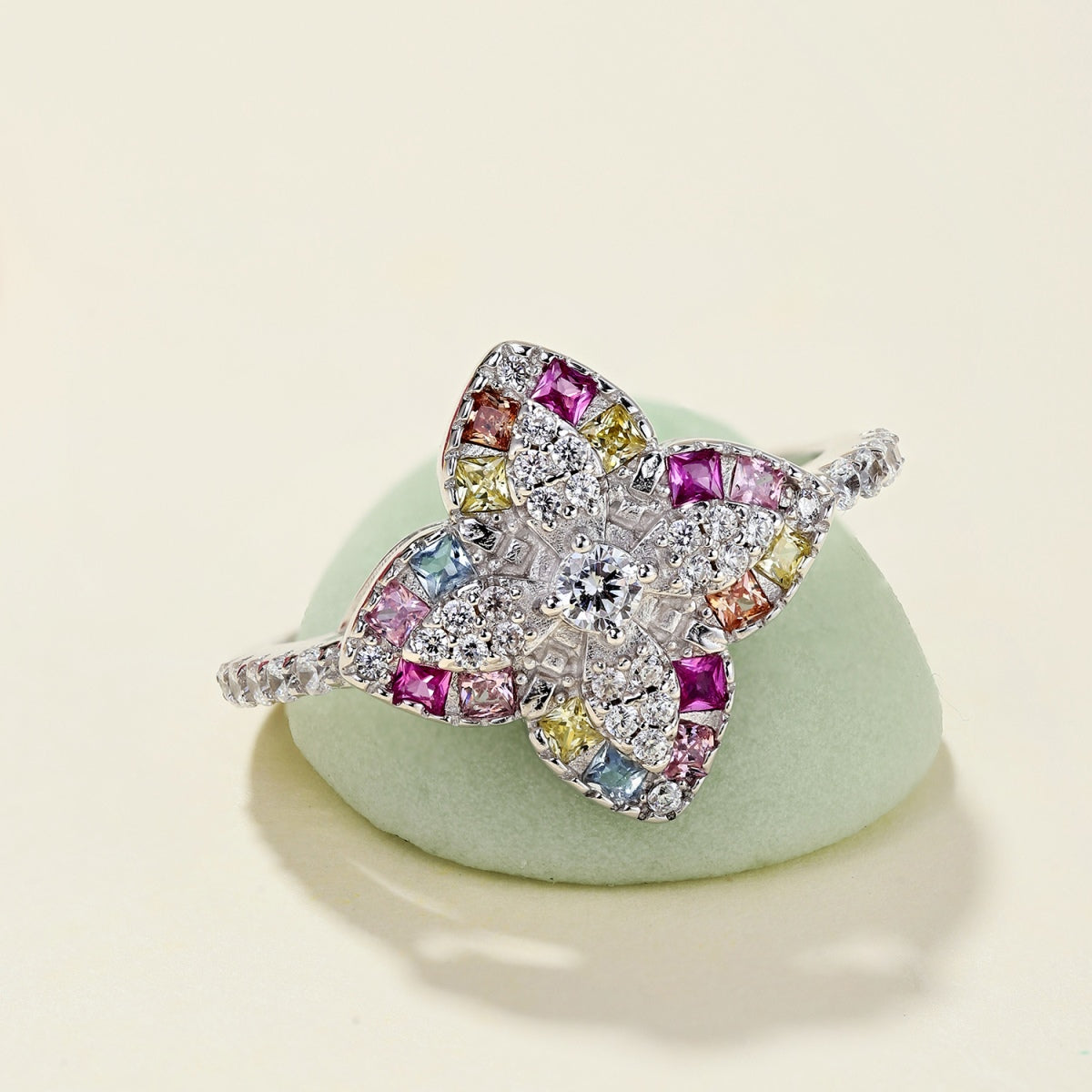 [OAK JURI]Luxurious Colorful Flower Shape Banquet Ring