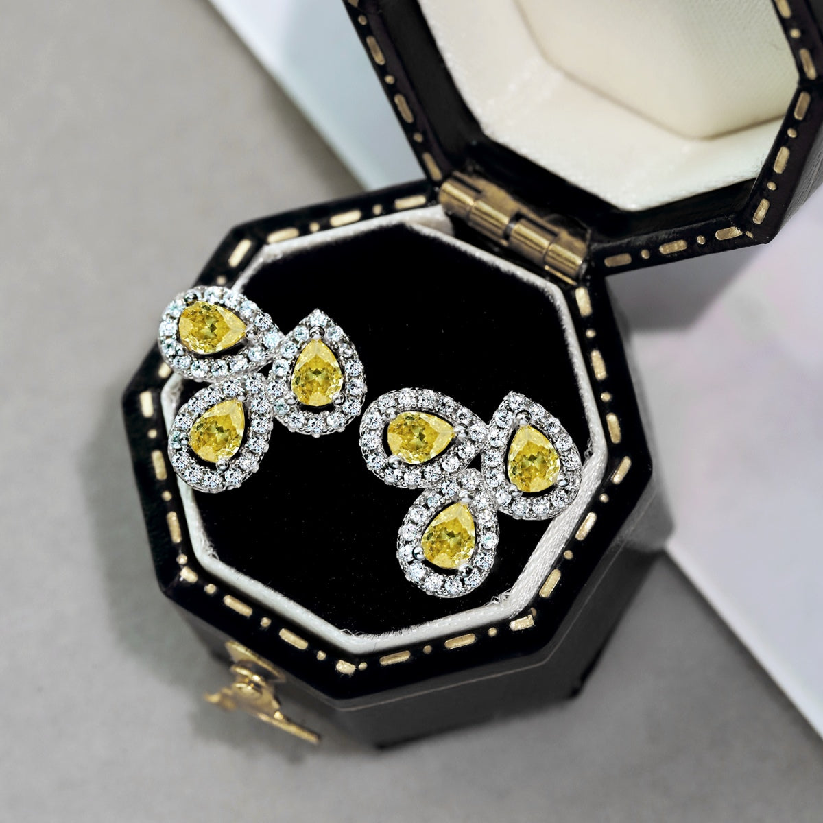 [OAK JURI]Ornate Flower Shape Pear Cut Lover Earrings
