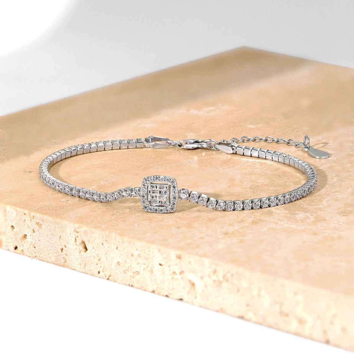[OAK JURI]Luxurious Dazzling Square Shape Banquet Bracelet