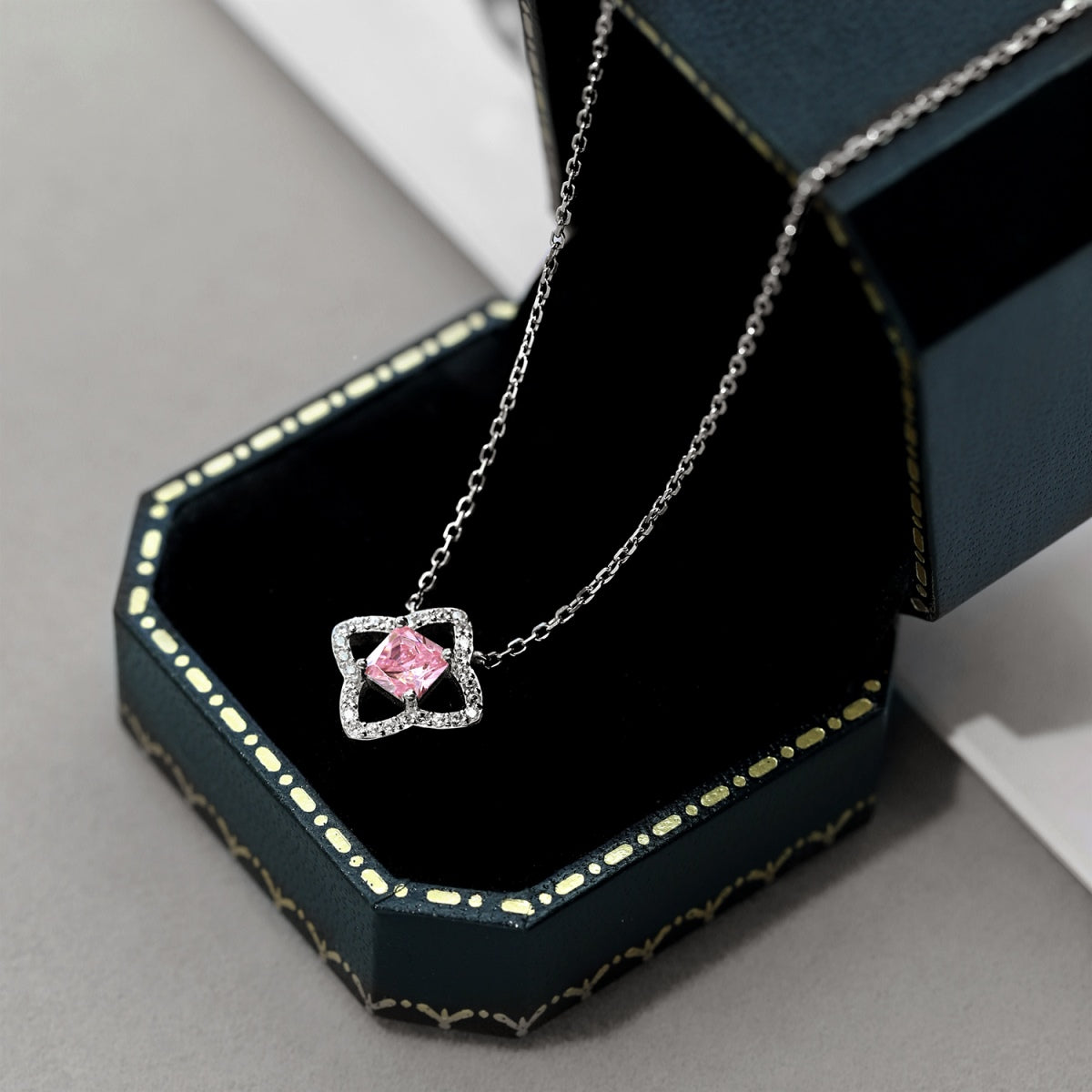 [OAK JURI]Exquisite Flower Shape Princess Cut Necklace