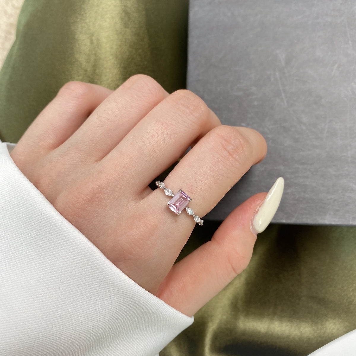 [OAK JURI]1.0 Carat Dainty Resplendent Radiant Cut Daily Ring