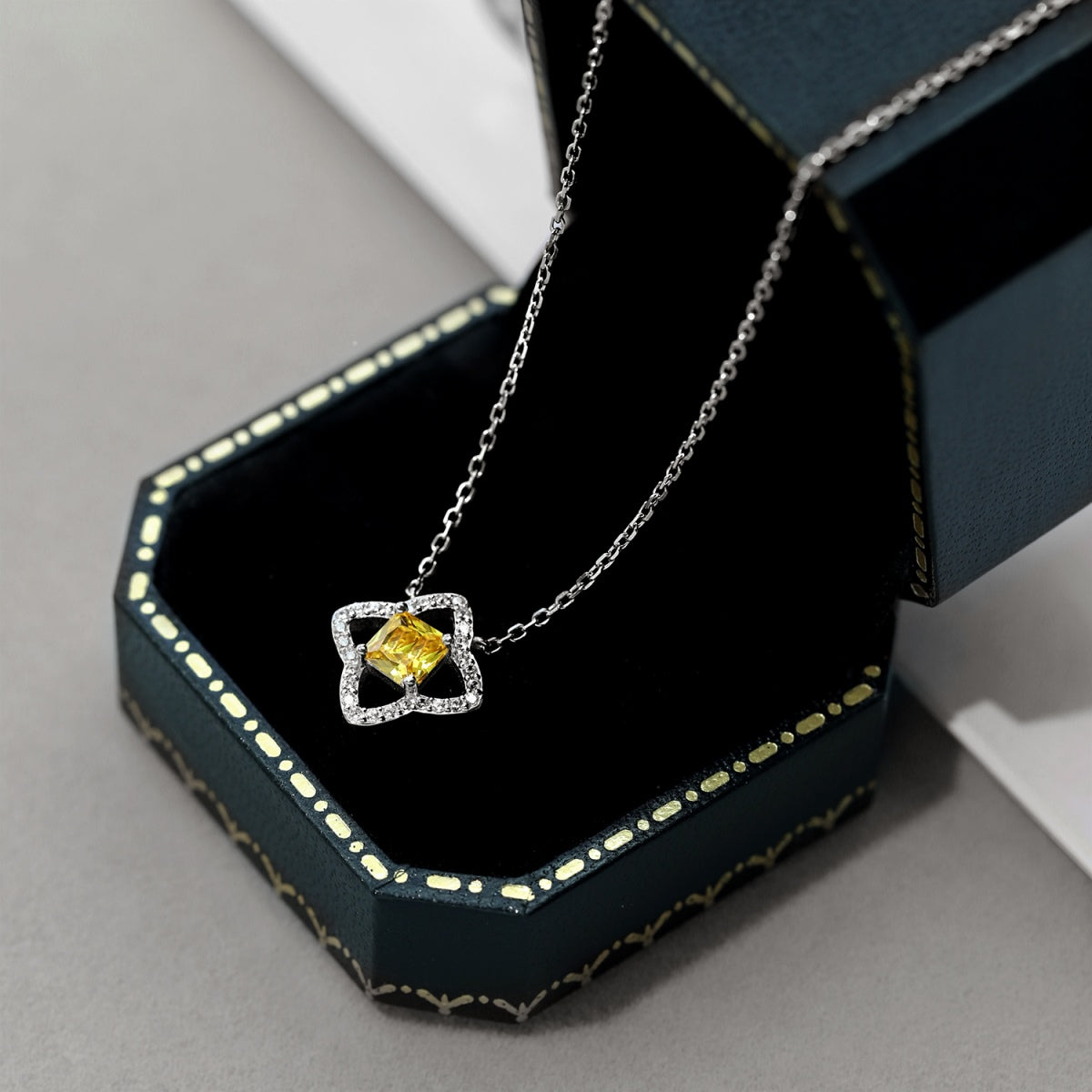 [OAK JURI]Exquisite Flower Shape Princess Cut Necklace