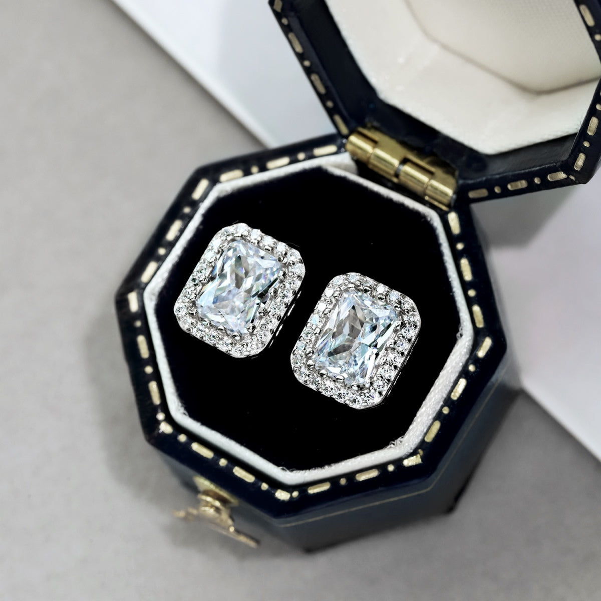 [OAK JURI]1.0 Carat Luxurious Dainty Emerald Cut Daily Earrings