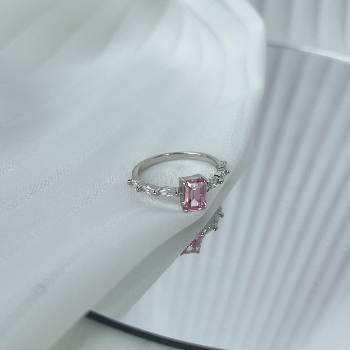 [OAK JURI]1.0 Carat Dainty Resplendent Radiant Cut Daily Ring