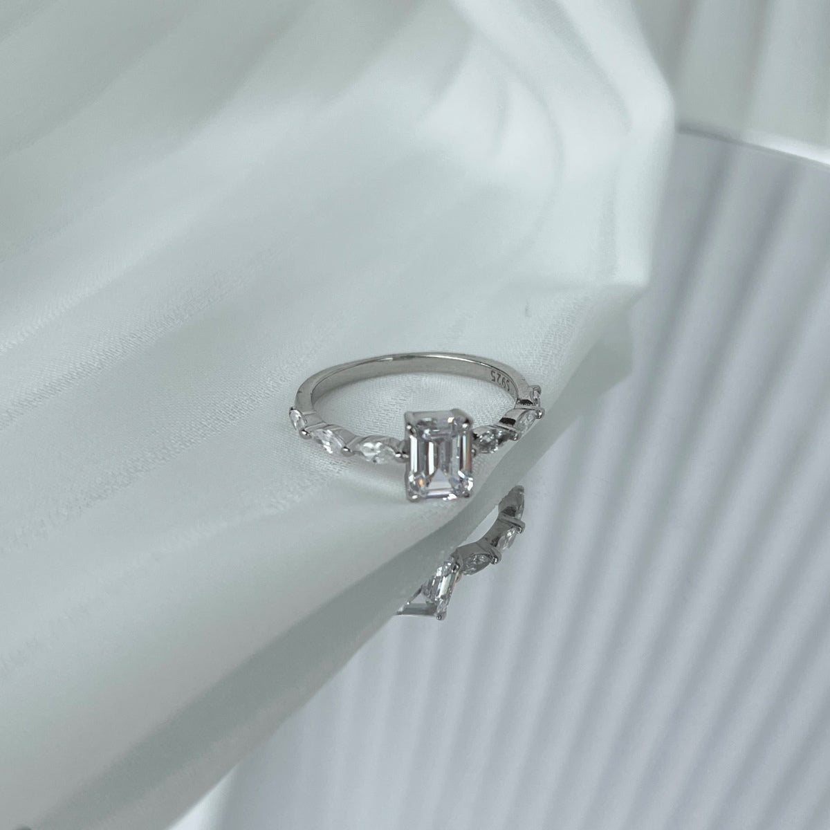 [OAK JURI]1.0 Carat Dainty Resplendent Radiant Cut Daily Ring