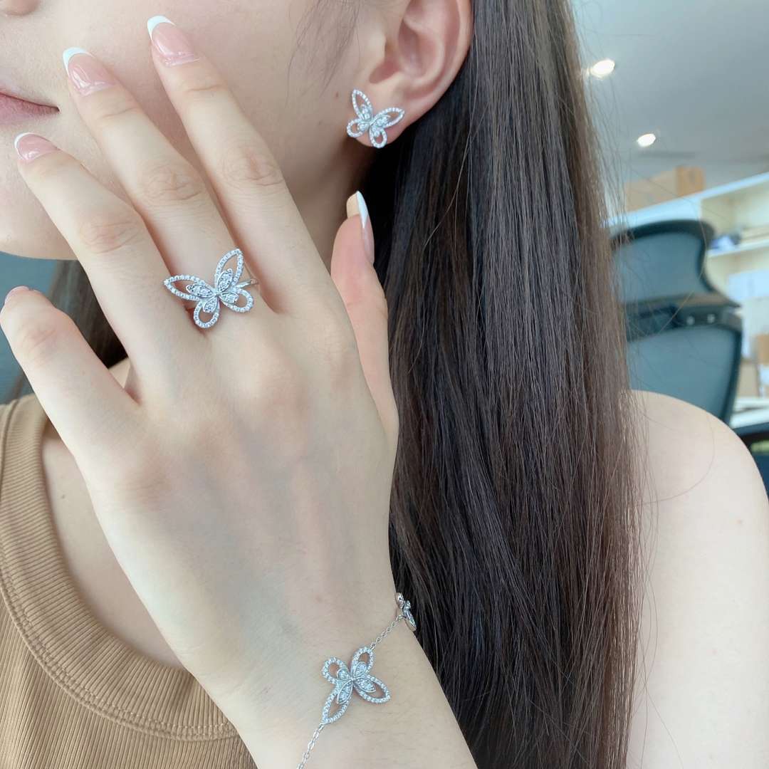 [OAK JURI]Delicate Butterfly Pendant Bracelet