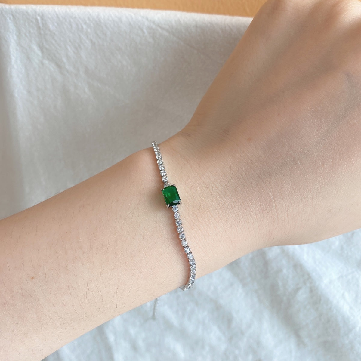 [OAK JURI]1.0 Carat Unique Emerald Cut Banquet Bracelet