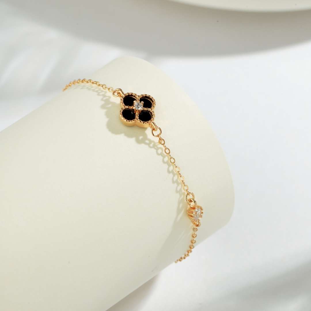 [OAK JURI]Delicate Four Leaf Clover Bracelet