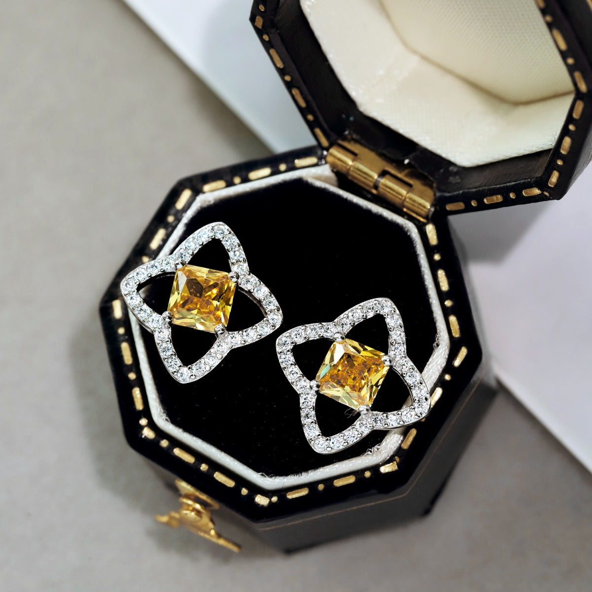 [OAK JURI]Elegant Star Shape Princess Cut Daily Earrings