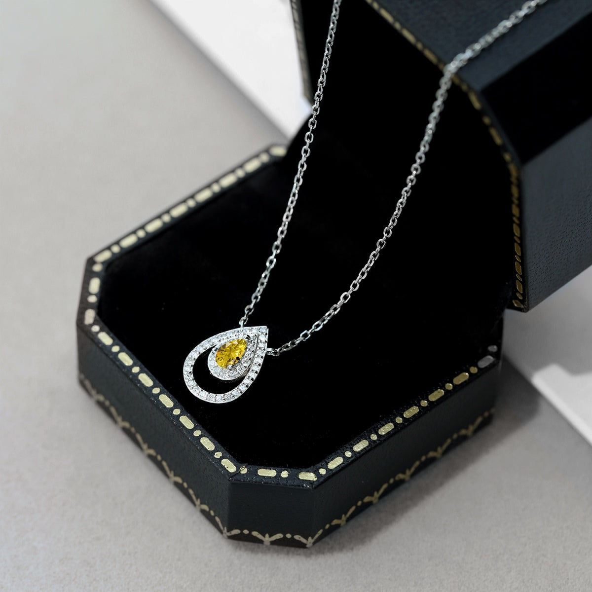 [OAK JURI]Sparkling Pear Cut Necklace