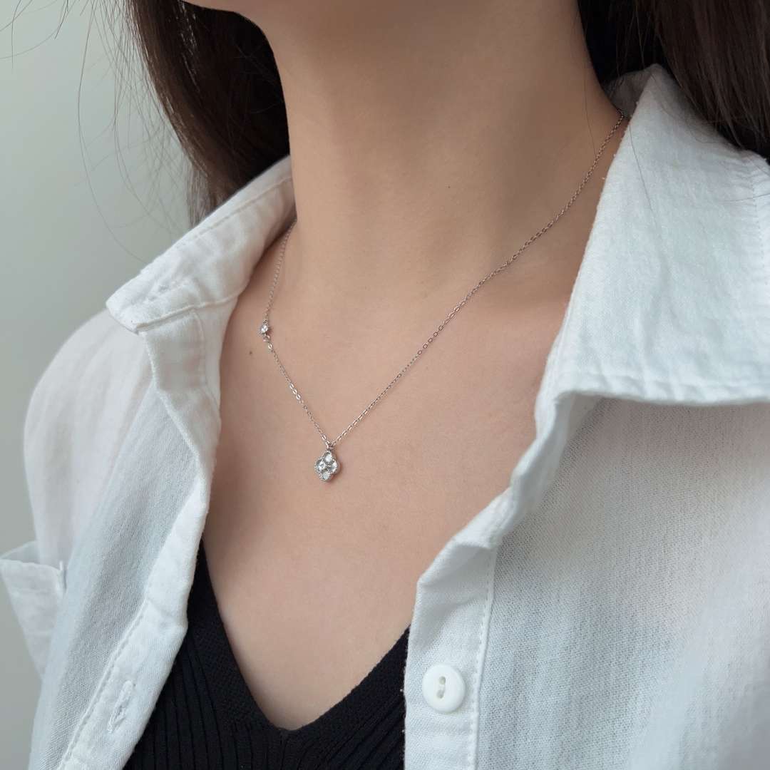 [OAK JURI]Delicate Flower Shape Necklace