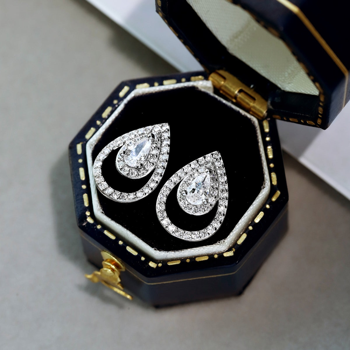[OAK JURI]Sparkling Delicate Water Drop Shape Daily Earrings