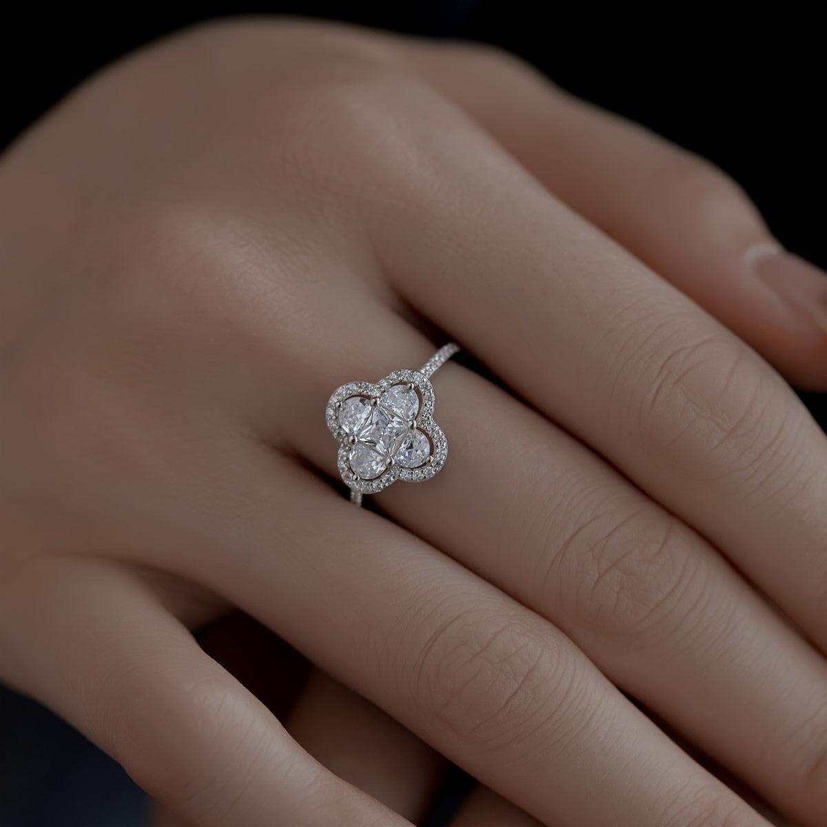 [OAK JURI]Luxurious Eternity Flower Shape Banquet Ring