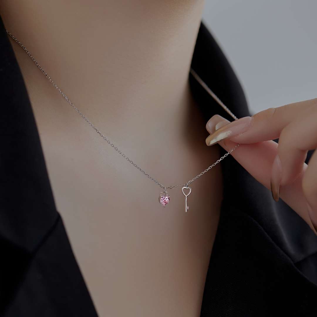 [OAK JURI]Unique Heart Shape Key Pendent Necklace