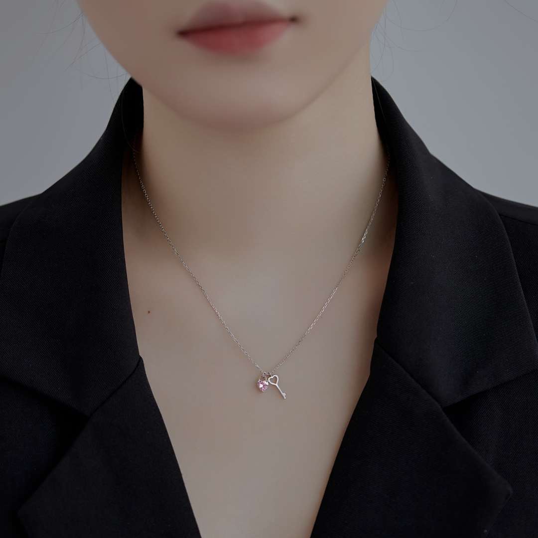 [OAK JURI]Unique Heart Shape Key Pendent Necklace