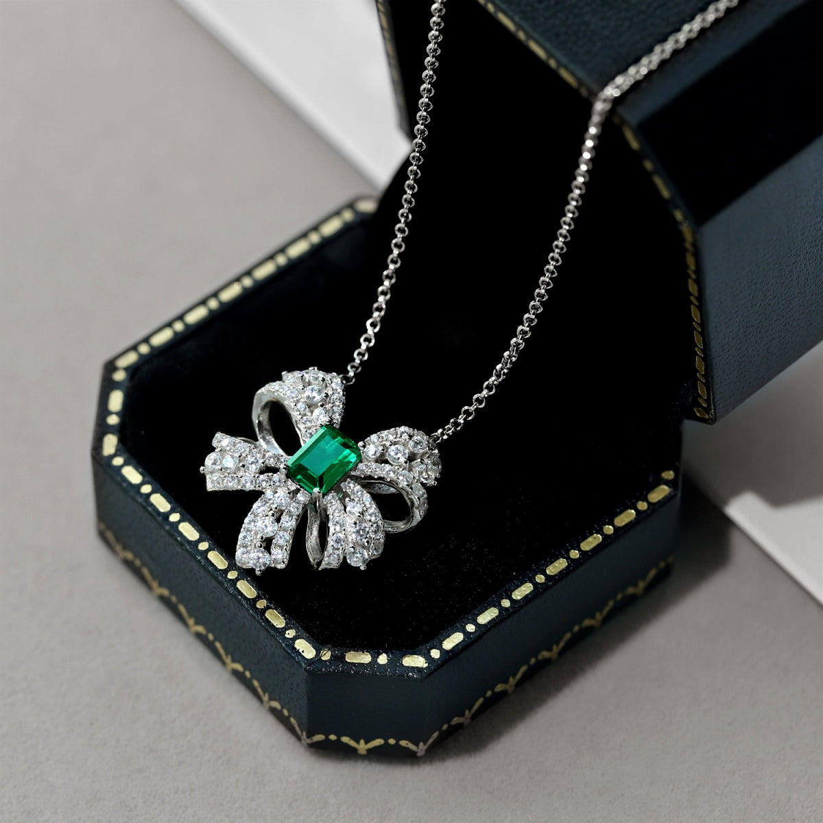 [OAK JURI]Luxurious Flower Shape Emerald Cut Necklace