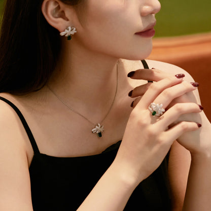 [OAK JURI]Luxurious Flower Shape Emerald Cut Necklace