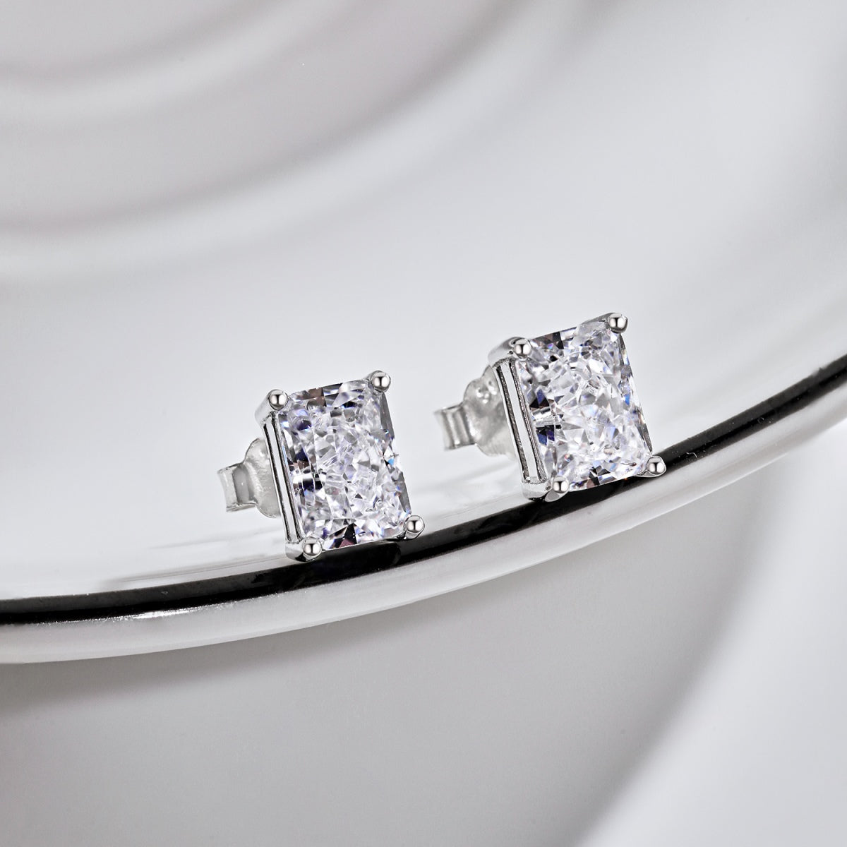 [OAK JURI]Radiant Luxurious Princess Cut Daily Earrings