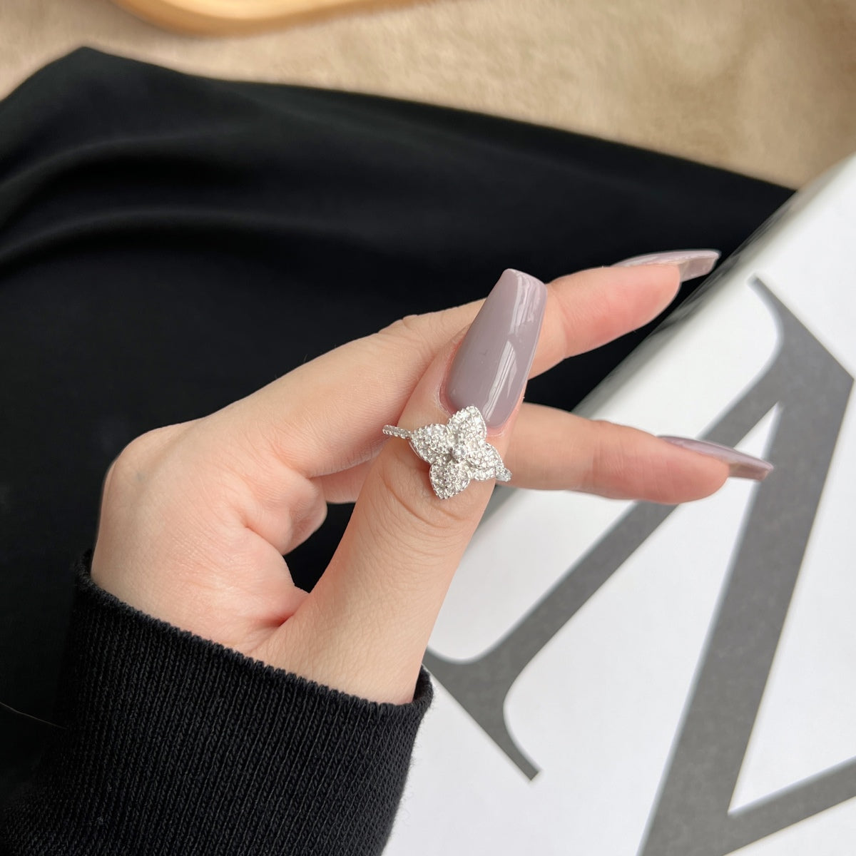 [OAK JURI]Luxurious Colorful Flower Shape Banquet Ring