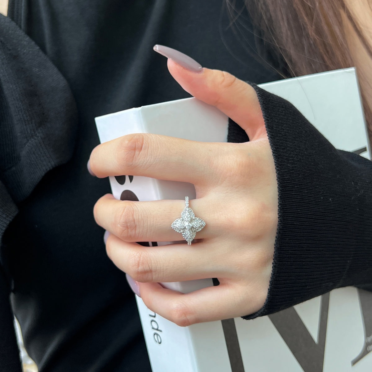 [OAK JURI]Luxurious Colorful Flower Shape Banquet Ring