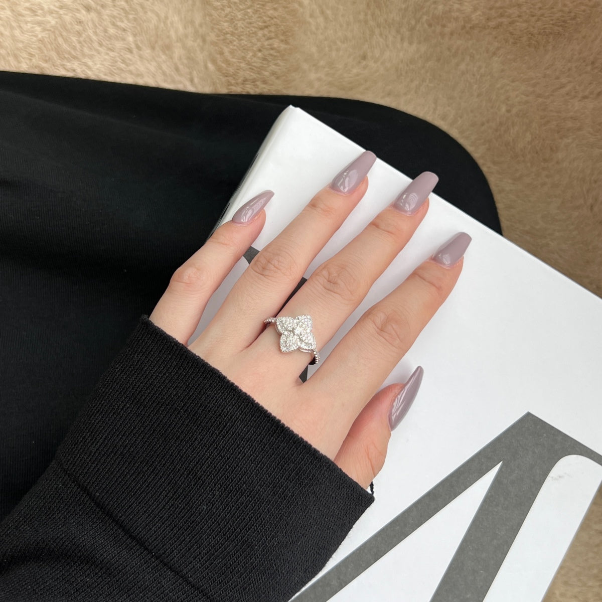 [OAK JURI]Luxurious Colorful Flower Shape Banquet Ring