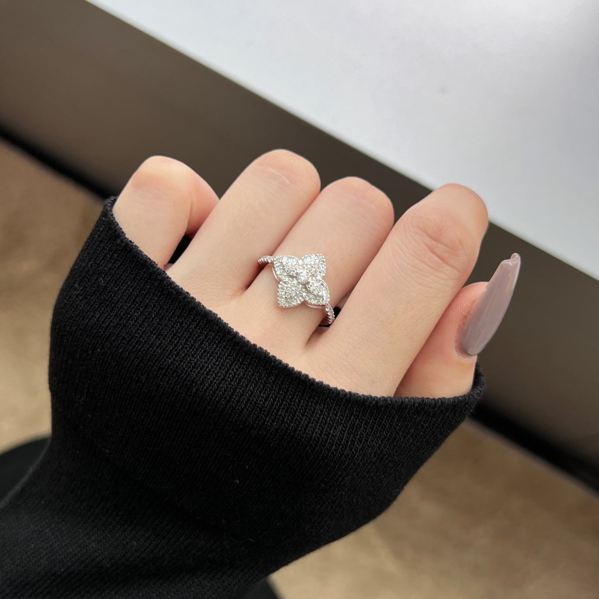 [OAK JURI]Luxurious Colorful Flower Shape Banquet Ring
