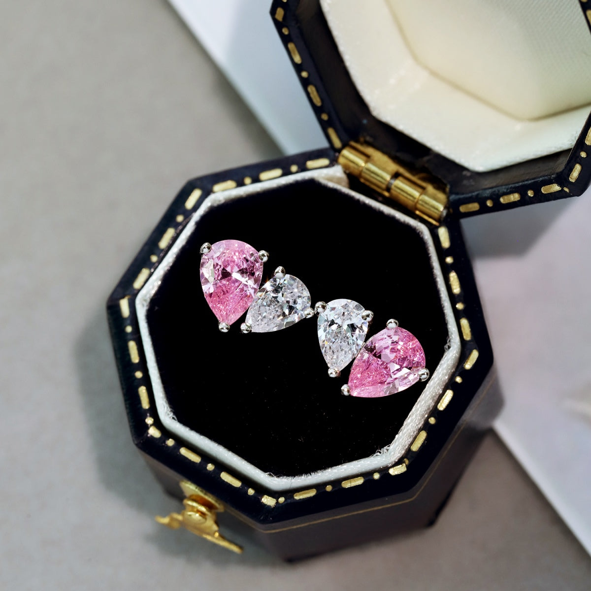 [OAK JURI]Dazzling Elegant Heart Cut Lover Earrings