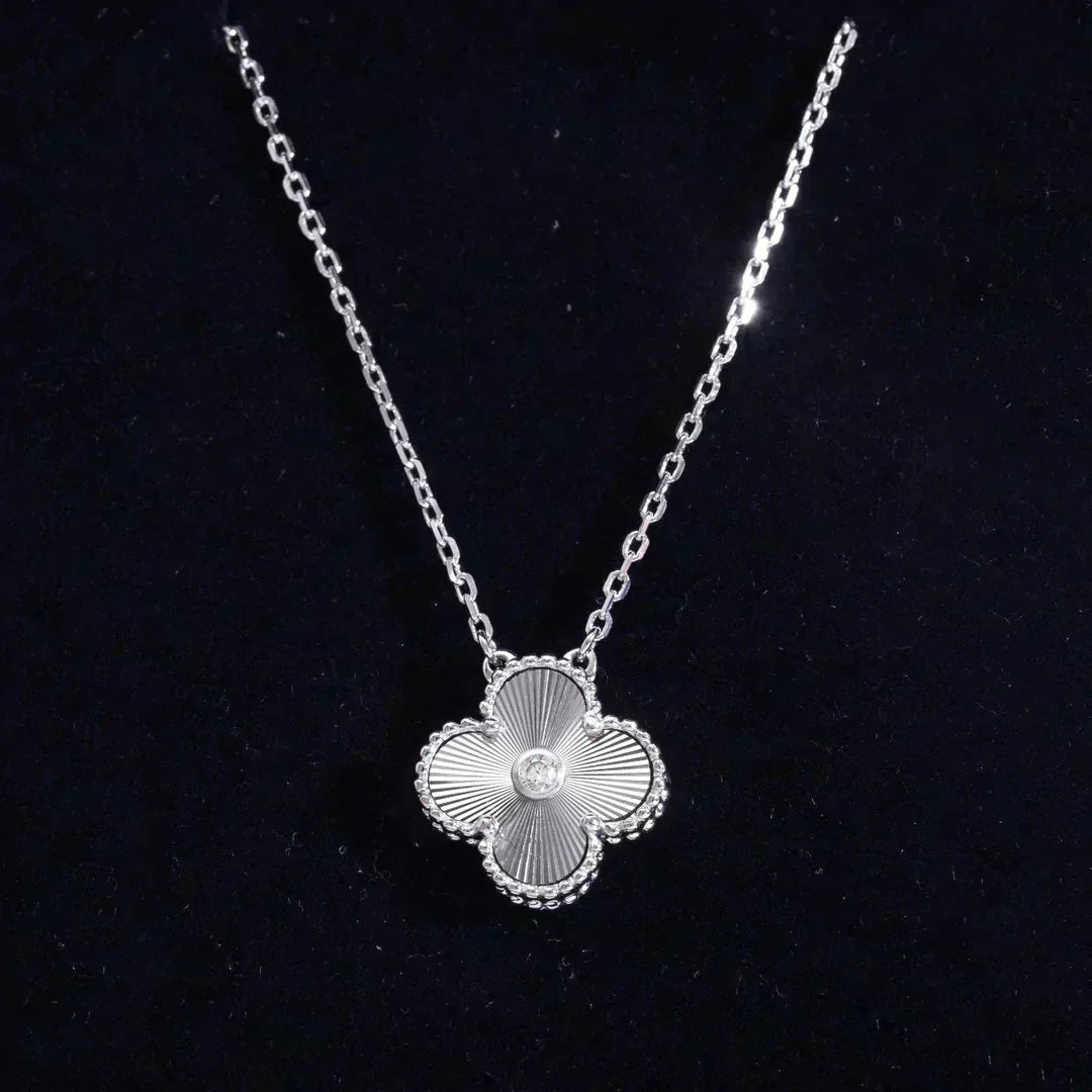 [OAK JURI]CLOVER  15MM DIAMOND LASER NECKLACE SILVER