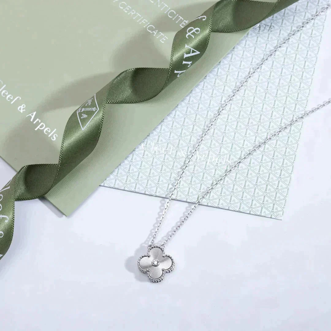 [OAK JURI]CLOVER  15MM DIAMOND LASER NECKLACE SILVER