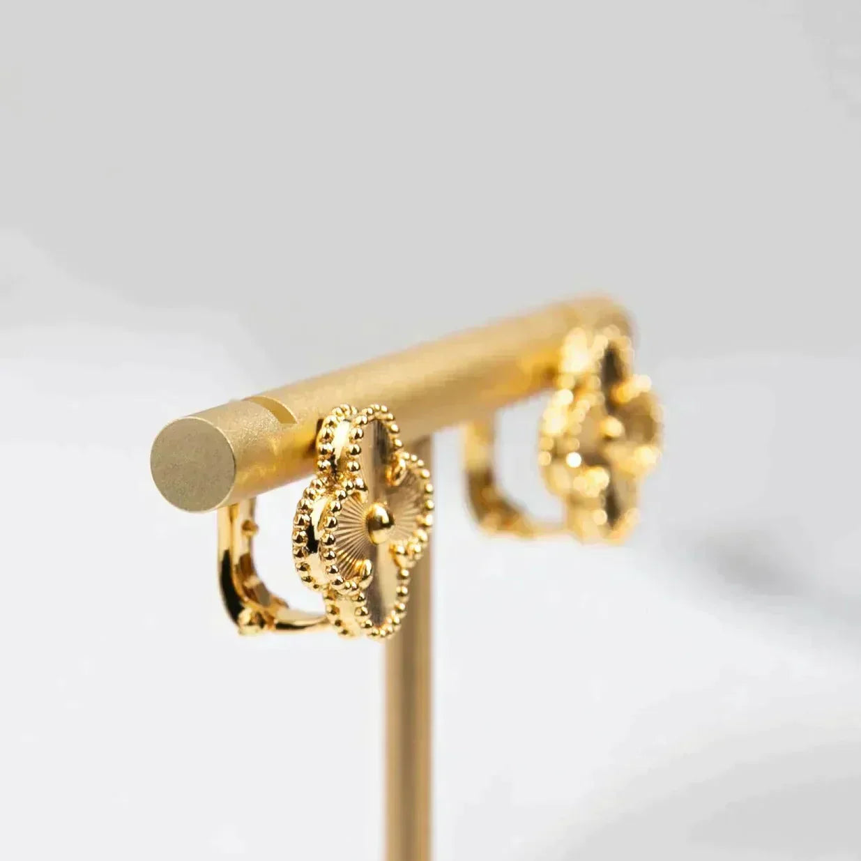 [OAK JURI]CLOVER MEDIUM 1 MOTIFS LASER EARRINGS