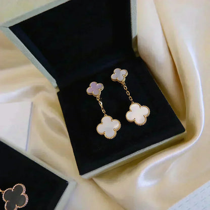 [OAK JURI]CLOVER 2 MOTIF WHITE MOP EARRINGS