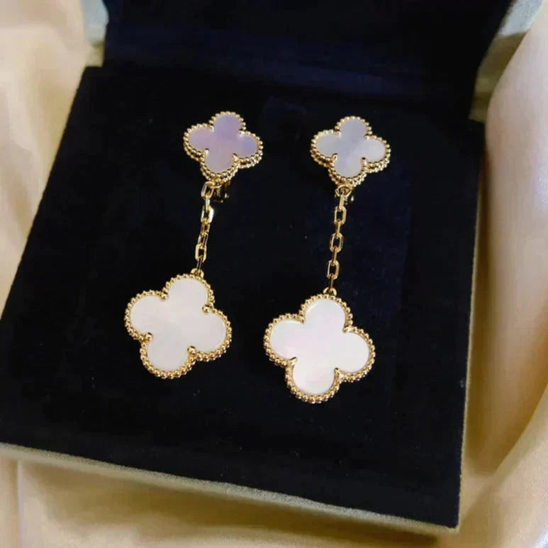[OAK JURI]CLOVER 2 MOTIF WHITE MOP EARRINGS