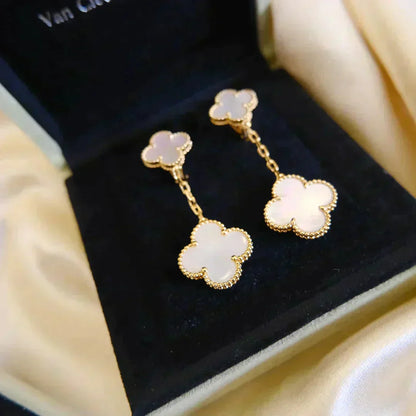 [OAK JURI]CLOVER 2 MOTIF WHITE MOP EARRINGS