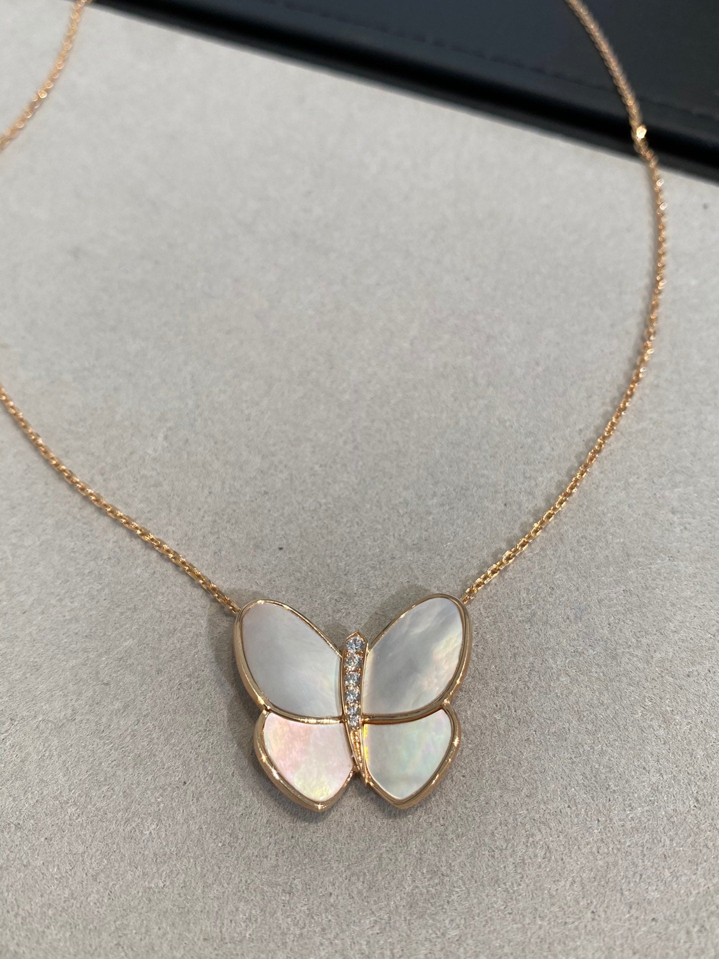 [OAK JURI]BUTTERFLY GOLD MOP DIAMOND NECKLACE