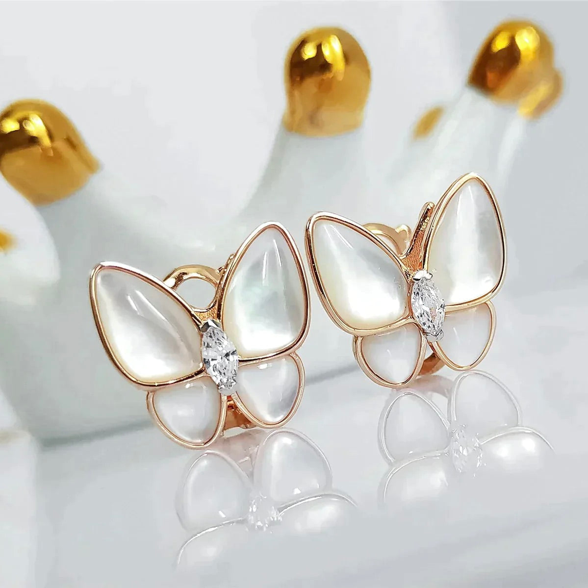 [OAK JURI]BUTTERFLY MOP DIAMOND EARRINGS