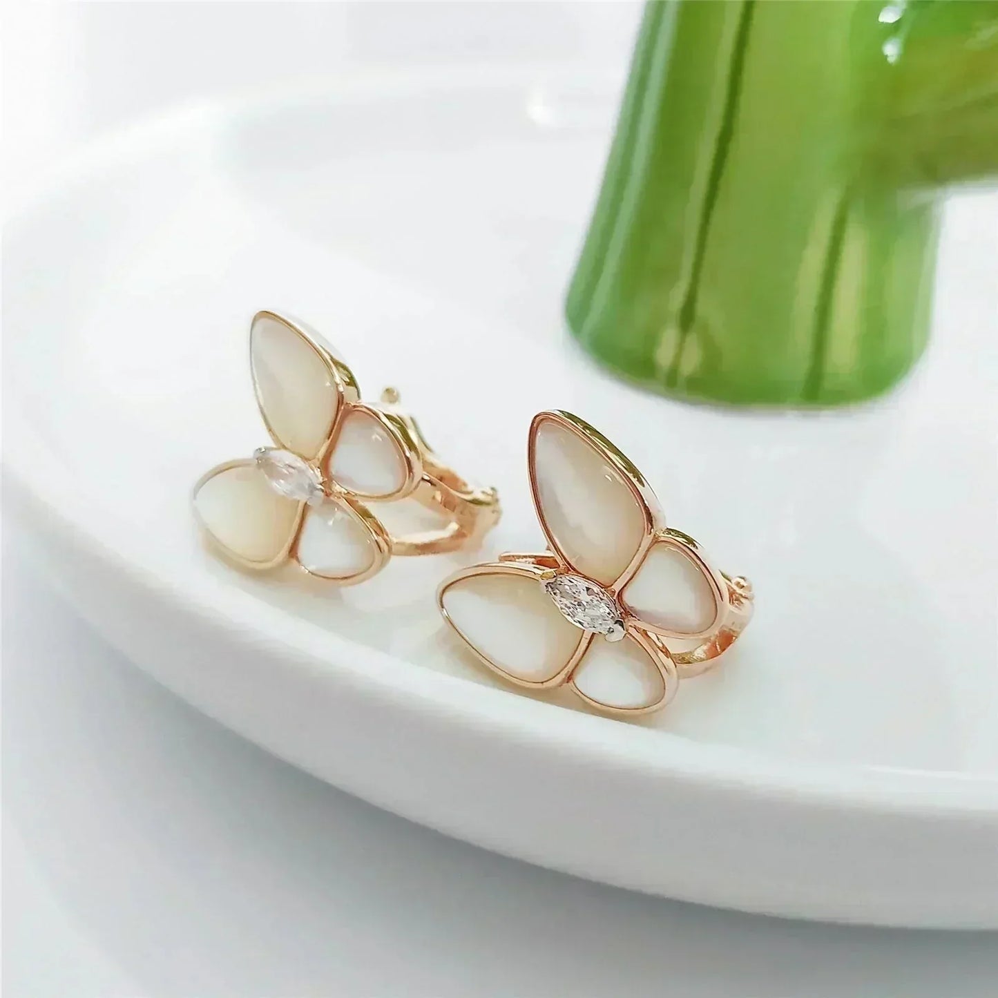 [OAK JURI]BUTTERFLY MOP DIAMOND EARRINGS