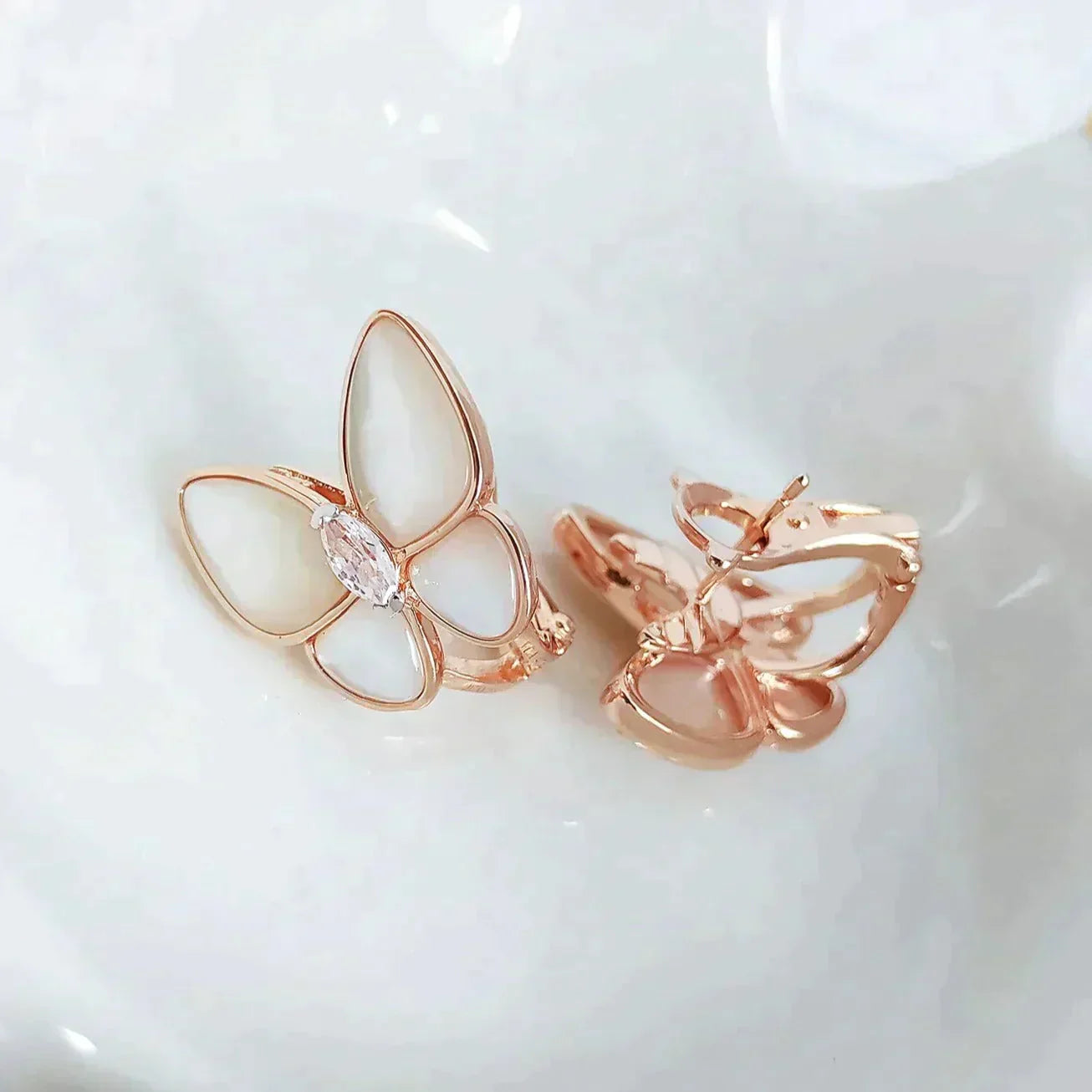 [OAK JURI]BUTTERFLY MOP DIAMOND EARRINGS