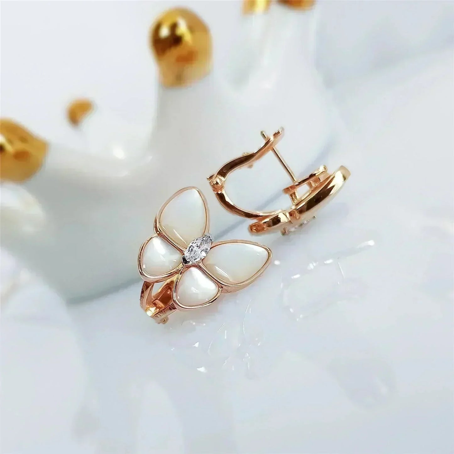 [OAK JURI]BUTTERFLY MOP DIAMOND EARRINGS
