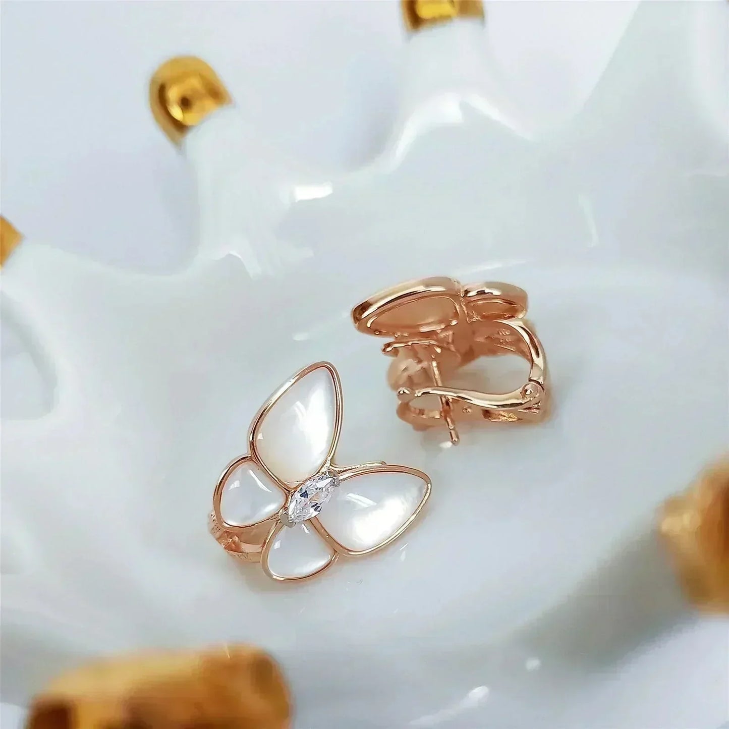 [OAK JURI]BUTTERFLY MOP DIAMOND EARRINGS