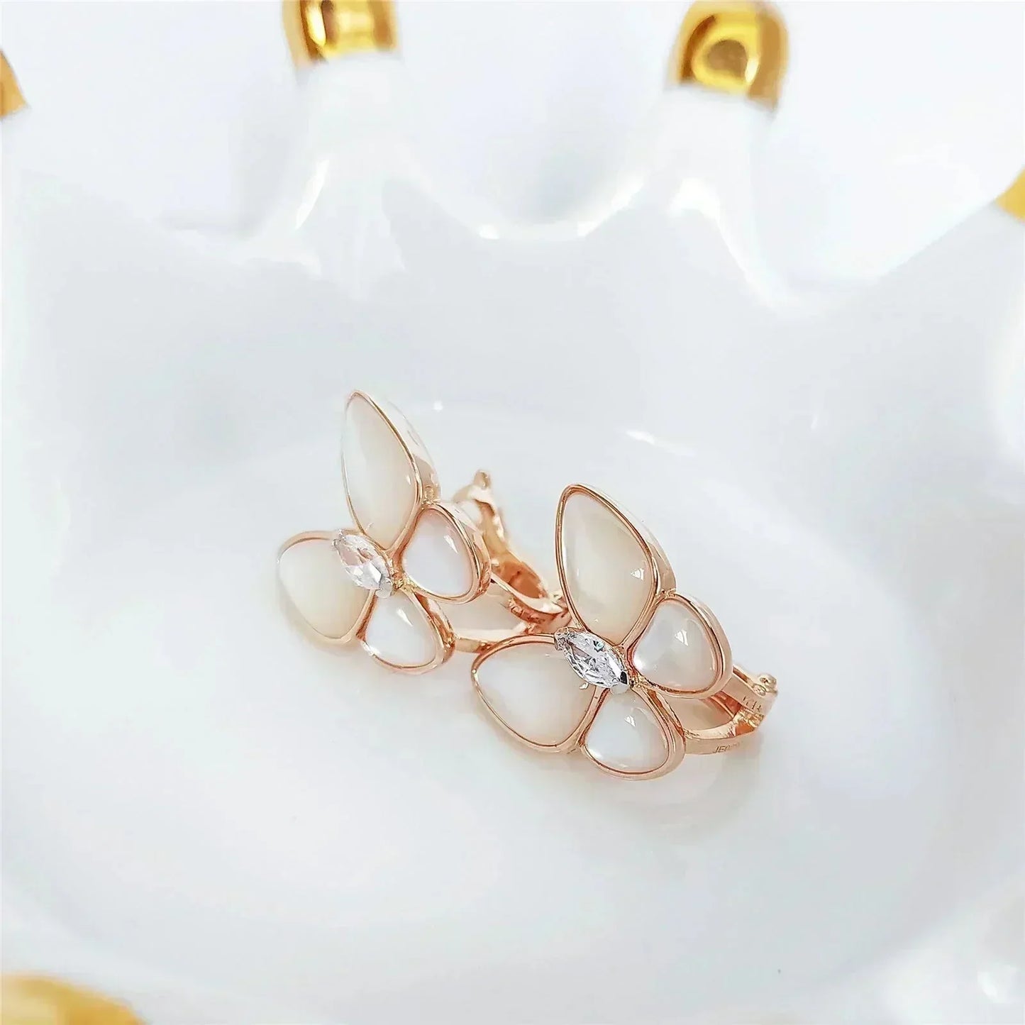 [OAK JURI]BUTTERFLY MOP DIAMOND EARRINGS