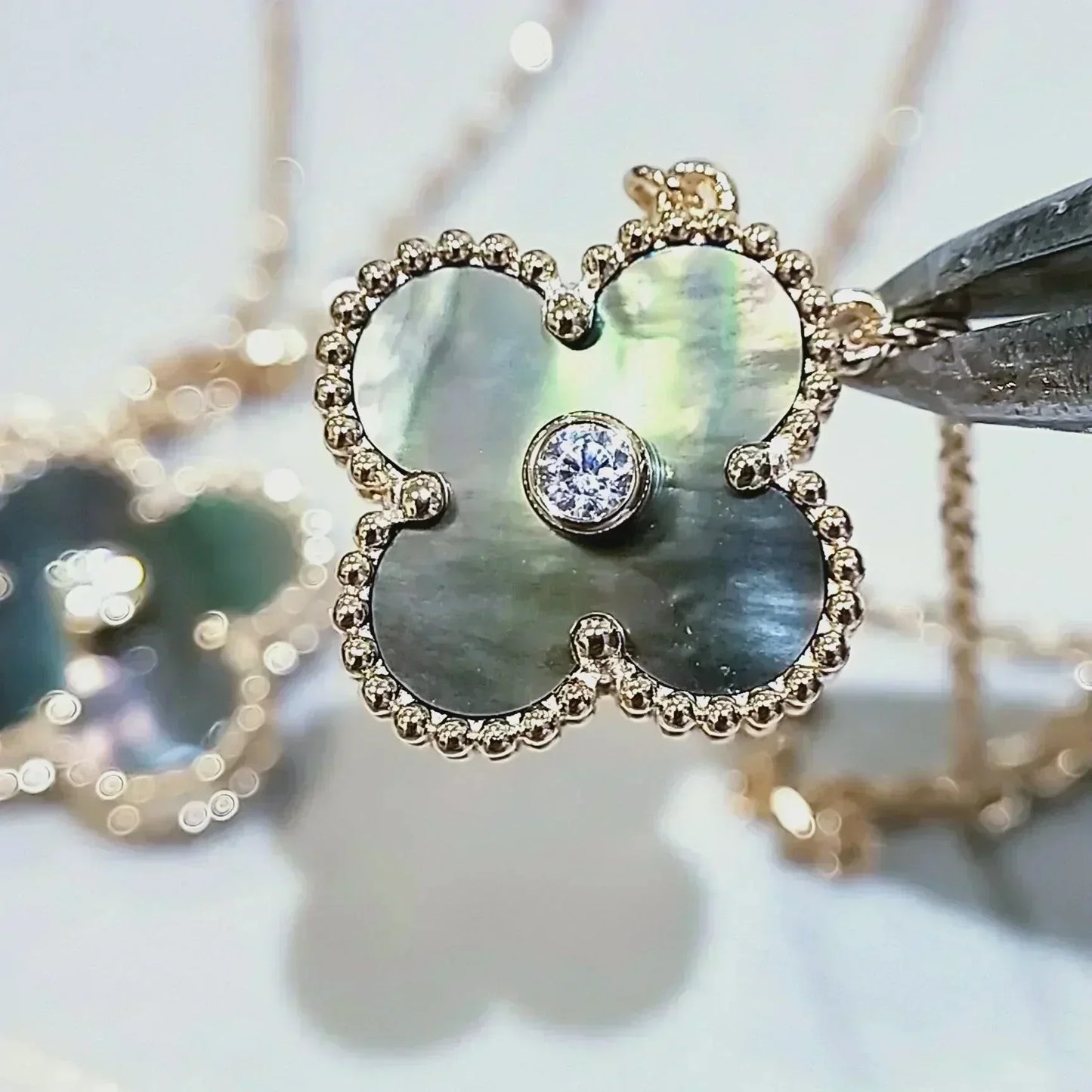 [OAK JURI]CLOVER 15MM DIAMOND AND MOTHER-OF-GREY NECKLACE