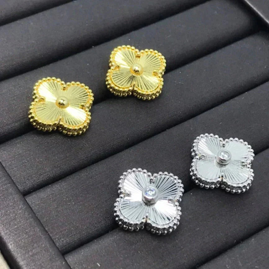 [OAK JURI]CLOVER MINI 9.5MM LASER EARRINGS
